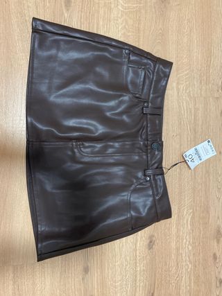 Falda pantalón efecto piel marrón de Stradivarius