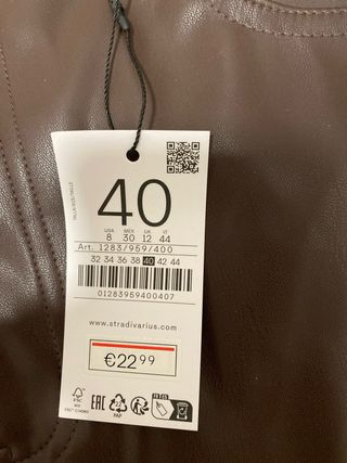 Falda pantalón efecto piel marrón de Stradivarius