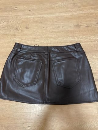 Falda pantalón efecto piel marrón de Stradivarius