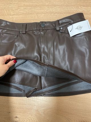 Falda pantalón efecto piel marrón de Stradivarius