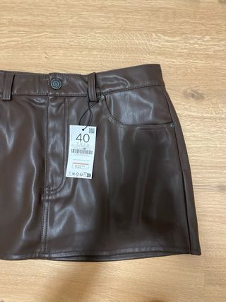 Falda pantalón efecto piel marrón de Stradivarius