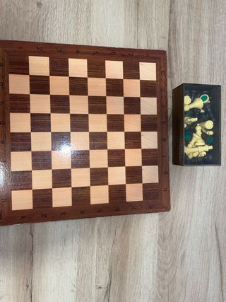 Tablero de ajedrez de madera y piezas