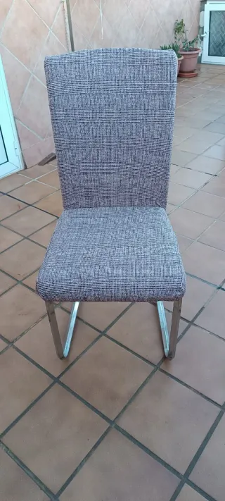 Mesa redonda cristal y 4 sillas, en buen estado.