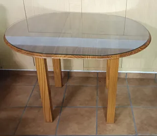 Mesa redonda cristal y 4 sillas, en buen estado.