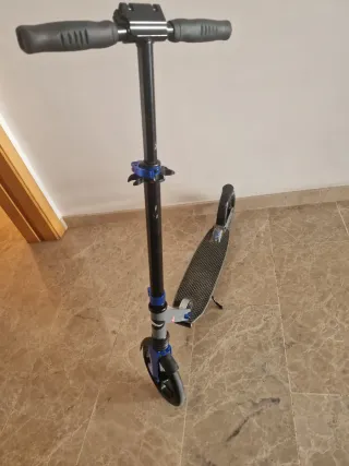 Patinete gris y azul plegable