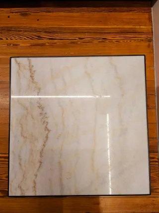 Mesa auxiliar Zara Home mármol y metal