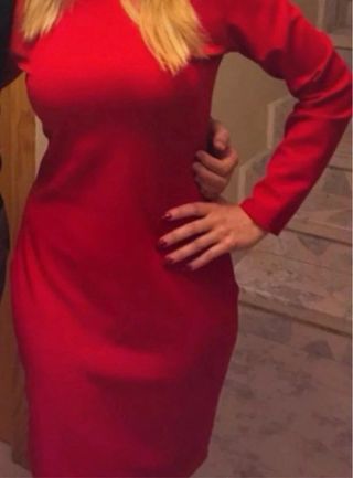 Vestido rojo elegante con perlas.