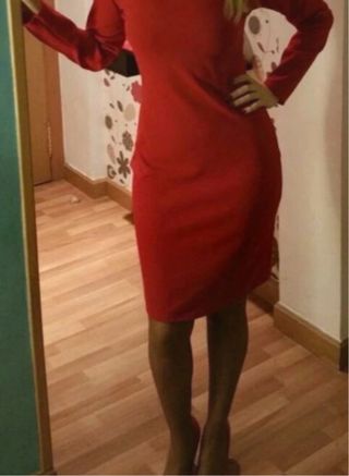 Vestido rojo elegante con perlas.