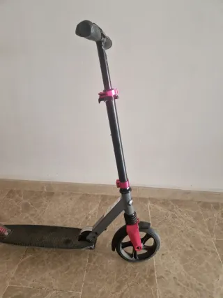 Patinete plegable gris y rosa