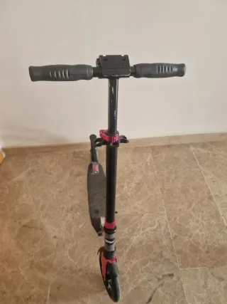 Patinete plegable gris y rosa