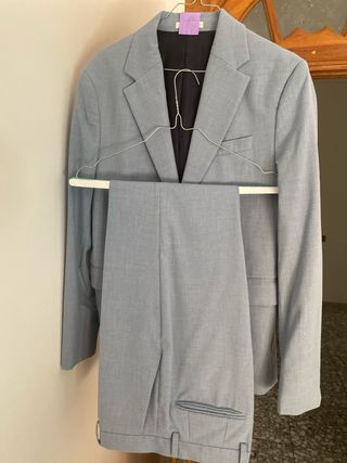 Traje de hombre azulado