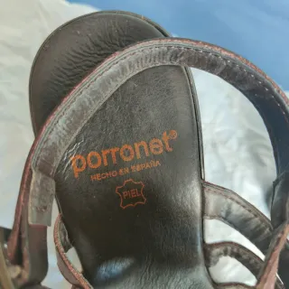 Sandalias de tacón marrón con tiras