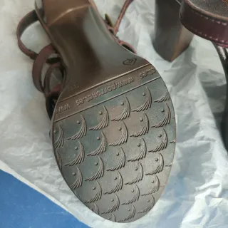 Sandalias de tacón marrón con tiras