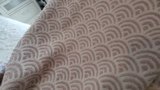 Cojines, lampara y cortinas rosa palo