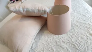 Cojines, lampara y cortinas rosa palo