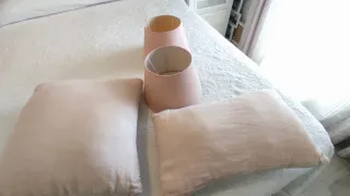 Cojines, lampara y cortinas rosa palo