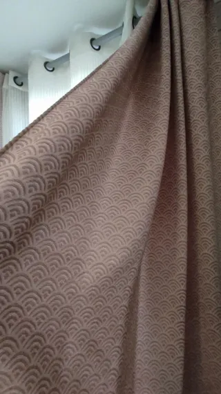 Cojines, lampara y cortinas rosa palo