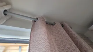 Cojines, lampara y cortinas rosa palo