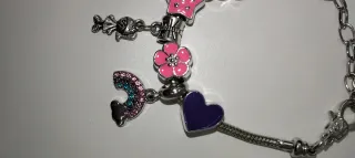 Pulsera tipo Pandora con charms