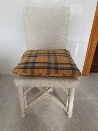 Silla de mimbre blanca