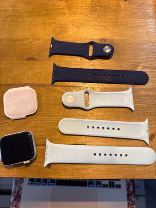 Apple Watch con correas azul marino y blancas