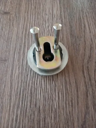 Manilla de puerta moderna y escudo de seguridad