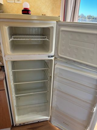 Nevera blanca con congelador