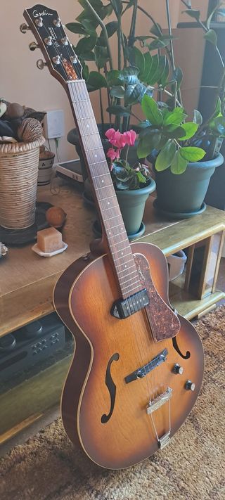 Godin 5th Avenue Kingpin + Estuche Tric