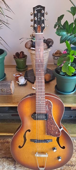 Godin 5th Avenue Kingpin + Estuche Tric