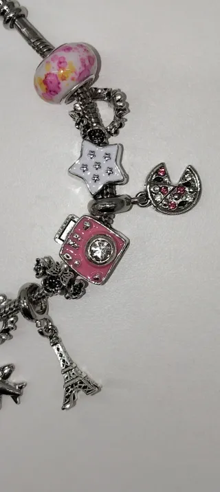 Pulsera tipo Pandora con charms