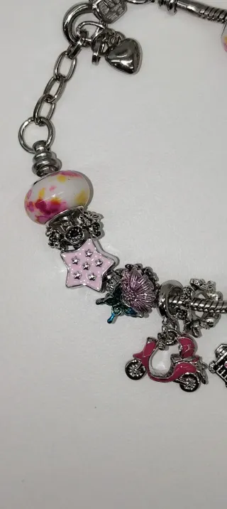 Pulsera tipo Pandora con charms