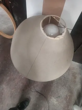 Lámpara de mesa de madera y papel