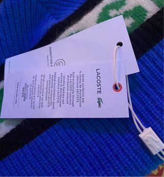 Gorro Lacoste rayas pompón azul