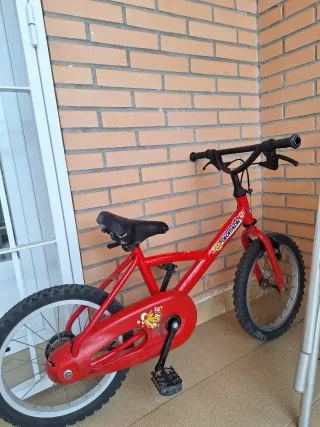Bicicleta infantil roja