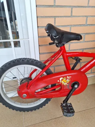 Bicicleta infantil roja