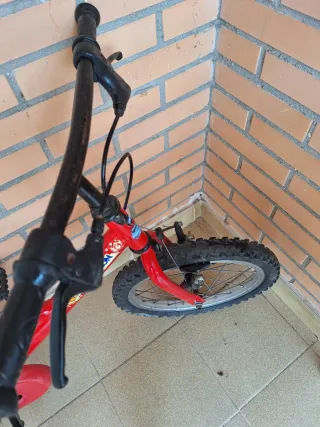 Bicicleta infantil roja