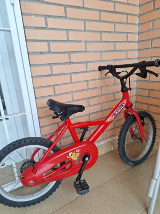 Bicicleta infantil roja