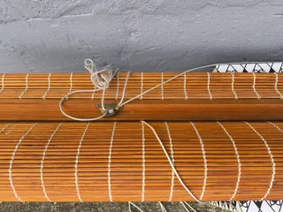 Estor enrollable de madera y bambú