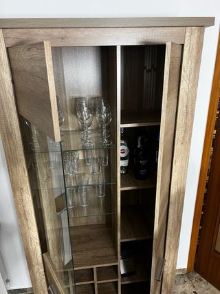 Vitrina con botellero color beige