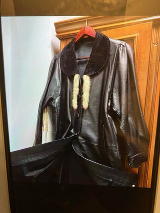 Abrigo de piel negro con cuello de pelo