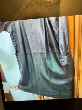 Abrigo de piel negro con cuello de pelo