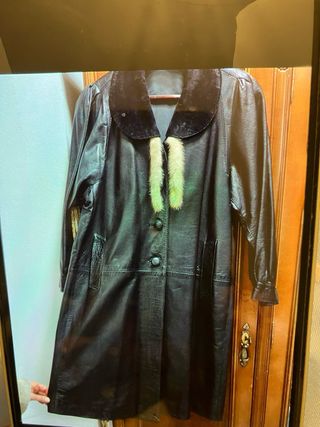 Abrigo de piel negro con cuello de pelo