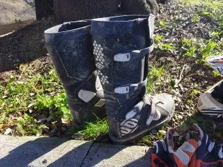 Botas y casco moto enduro