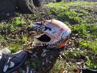 Botas y casco moto enduro