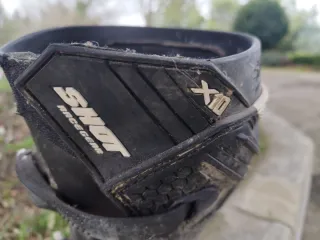 Botas y casco moto enduro