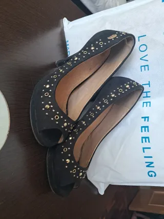 Zapatos de tacón negros con tachuelas doradas