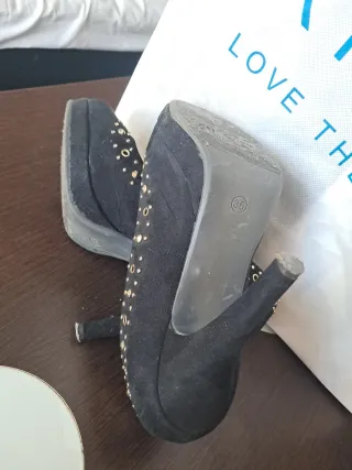 Zapatos de tacón negros con tachuelas doradas