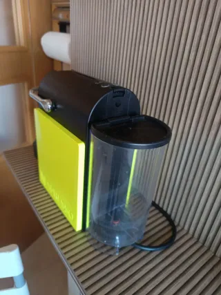 Rebajas Cafetera Nespresso Negra y Amarilla