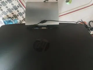 Monitor HP 21" con una raya de píxeles muertos.