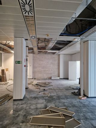 Falso techo metálico alta calidad e iluminación